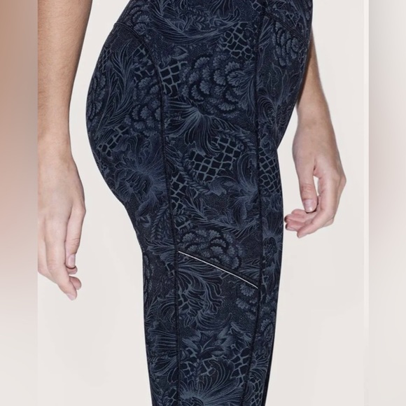 Lululemon Speed Up Tight, Full On Luxtreme, Nouveau Mach Blue/Black.  Pristine! - Picture 4 of 10